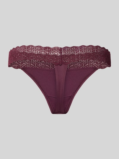 Produktfoto, String aus Modal-Mix von Jake*s Casual in dunklem Bordeaux mit feiner Spitzenborte und glatter Textur vor grauem Hintergrund.