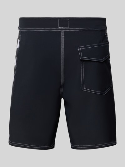 Produktfoto, schwarze Regular Fit Shorts mit Logo-Patch Modell 'Arch' von Quiksilver, elastisches Material, Schnürverschluss, Kontrastnähte