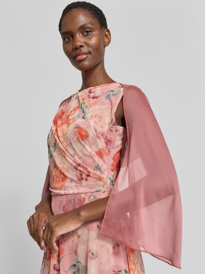 Kobiece model prezentuje Semitransparenter Bolero aus fließendem Stoff od Swing, różowy, lekki szyfon, półprzezroczysty materiał, długość pleców w rozmiarze S 41 cm, zbliżenie na górną część ciała.