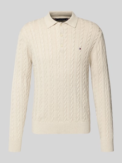 Produktfoto, Regular Fit Strickpullover aus reiner Baumwolle von Tommy Hilfiger, Optik: Unifarben, Zopfmuster, Polokragen, Logo-Applikation, langarm, Gerippt an Ärmeln und Rumpf, Materialverarbeitung: Strick, Farbe: Creme.
