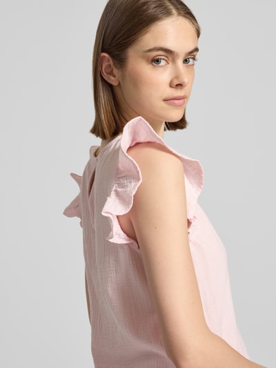 Modelka nosi Regular Fit Top aus reiner Baumwolle Modell 'SASTINA' von Pieces, efekt: jednolity kolor, cieniowana przędza, bawełna, zbliżenie górnej części ciała z przodu
