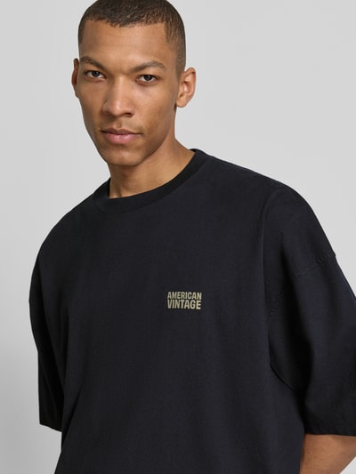 Männermodel trägt Herren T-Shirt mit Logo-Print Modell 'GIXY' von American Vintage aus Reine Baumwolle, Loose-Fit, Nahaufnahme Oberkörper.