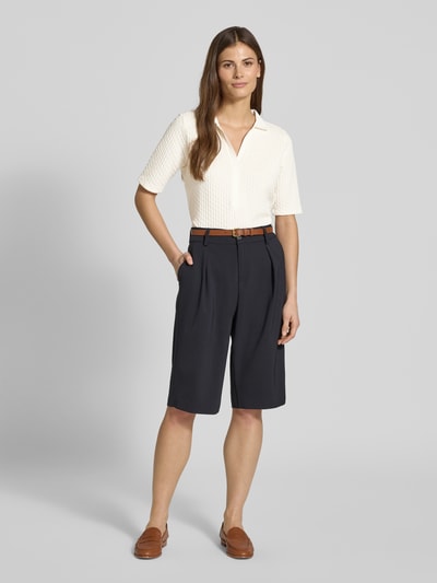 Frauenmodel trägt Regular Fit Poloshirt mit V-Ausschnitt von Betty Barclay, cremefarben, Baumwoll-Mix mit Stretch-Anteil, Strukturmuster, Ganzkörperansicht von vorne.