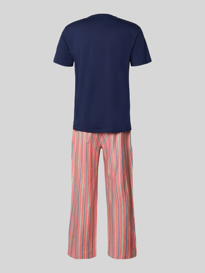 Männermodel draagt Relaxed Fit Pyjama Set met Logo-Stitching Model 'Sleep' van Polo Ralph Lauren Underwear in puur katoen, gestreepte pyjamabroek, donkerblauw pyjamabovendeel, logostitching, logopatch, elastische band met tunnelkoord, korte mouwen, ronde hals, Ganzkörperansicht Rückansicht.