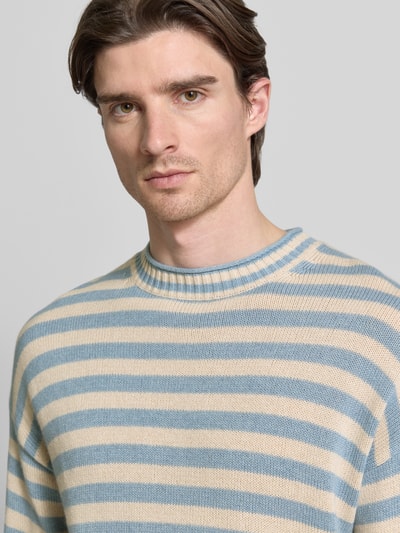 Männermodel trägt Strickpullover aus Baumwoll-Kaschmir-Mix mit gerippten Abschlüssen von FTC-Cashmere, Regular-Fit, Nahaufnahme Oberkörper.