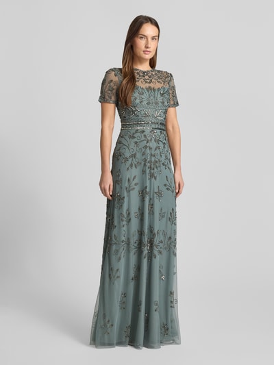 Frauenmodel trägt Abendkleid mit Zierbesatz von Lace & Beads in Tailliertem Schnitt, Mesh, Unifarben, Ganzkörperansicht von vorne.