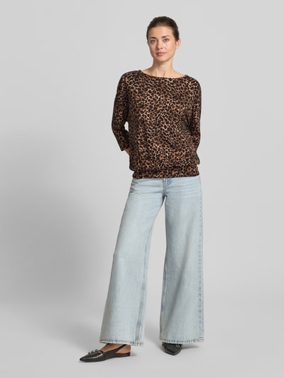 Frauenmodel trägt Shirt mit U-Boot-Ausschnitt und 3/4-Arm von Zero aus Viskose-Mix mit Stretch-Anteil, Loose-Fit, Ganzkörperansicht von vorne.