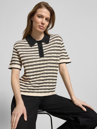 Frauenmodel trägt Strickshirt mit Polokragen Modell 'CHANY' von ICHI, Baumwoll-Mix, Regular-Fit, Knopfleiste, Ganzkörperansicht von vorne.