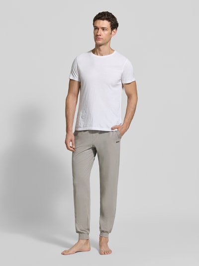 Männermodel trägt helle Regular Fit Sweathose aus Baumwoll-Mix Modell 'Mix&Match Pants' von BOSS, Herren Sweathose, Ganzkörperansicht von vorne.