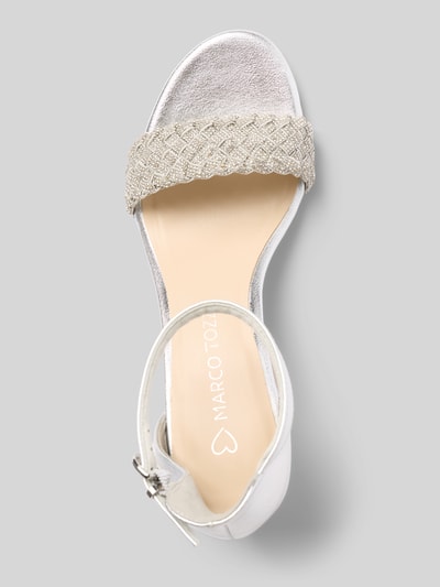 Produktfoto, Sandalette mit Ziersteinbesatz von Marco Tozzi, Abgerundete-Spitze, Riemen mit Dornschließe, Flecht-Optik, Blockabsatz, Absatzhöhe 7 cm, Schafthöhe 10 cm, Schaftweite 6 cm, Farbe Beige und Silber, glänzende Textur