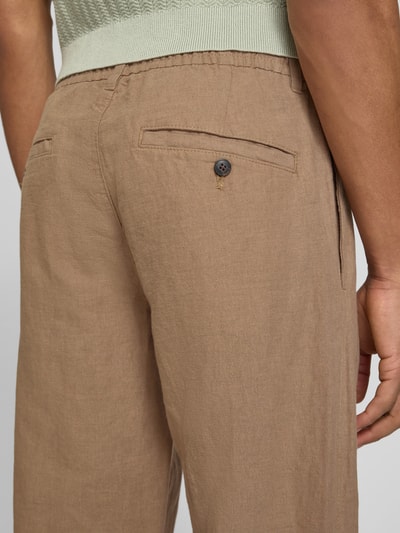 Männermodel trägt Straight Leg Leinenhose mit Tunnelzug Modell 'LEROY' von SELECTED HOMME, Optik: Unifarben, Nahaufnahme Rückansicht, Materialverarbeitung: Flammgarn, Material: Leinen-Baumwoll-Mix.