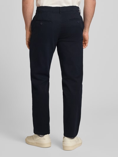 Męski model nosi Straight Fit Chino mit Eingrifftaschen Modell 'Vance' od Jack & Jones, granat, mieszanka bawełny, wpuszczane kieszenie, kieszenie z tyłu, zapięcie na guzik i zamek błyskawiczny, szerokość w rozmiarze 32/32: 43 cm, długość wewnętrzna nogawki: 67 cm, pełny widok od tyłu