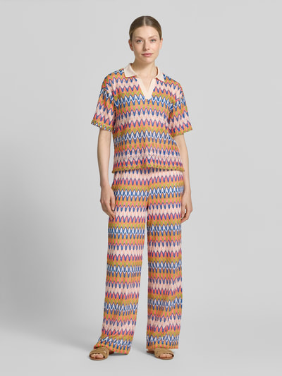 Frauenmodel trägt Hose im Allover-Look mit elastischem Bund von Smith and Soul, Strukturmuster, bunte Zickzacklinien, Relaxed-Fit, Ganzkörperansicht von vorne.