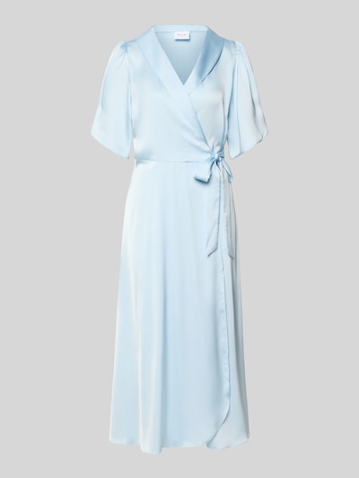 Produktfoto, lichtblauwe midi-jurk van satijn met getailleerd model en wikkellook, V-hals, model 'VIENNA RAVENNA' van Vila