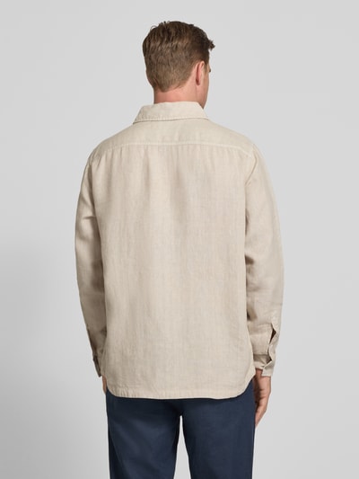 Männermodel trägt Relaxed Fit Freizeithemd aus reinem Leinen Modell 'LOCKY' von BOSS Orange, Optik: Unifarben, Ganzkörperansicht Rückansicht.