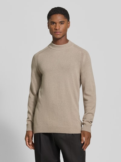 Mannelijk model draagt Regular fit pullover uit mix van viscose en wol model 'Wylandor' van JOOP! collectie in beige, geheel vooraanzicht