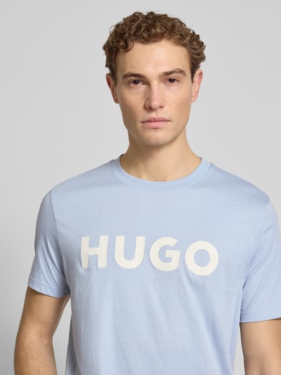 Męski t-shirt w kolorze jasnoniebieskim z nadrukiem z logo, krój regular fit, dżersej z czystej bawełny, Regular Fit T-Shirt aus reiner Baumwolle Modell 'DULIVIO' von HUGO, nahaufnahme górnej części ciała.