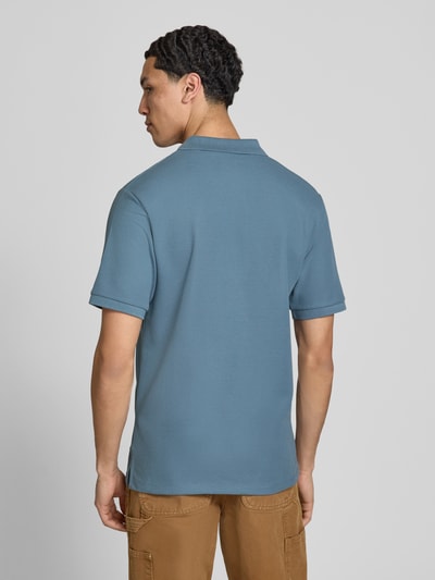 Männermodel trägt Regular Fit Poloshirt mit Strukturmuster Modell 'AUSTIN' von Jack & Jones in Blau, Material-Mix, Stitching, Knopfleiste, Rückenlänge bei Größe M 69 cm, Ganzkörperansicht Rückansicht.