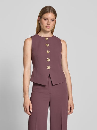 Frauenmodel trägt Weste mit Rundhalsausschnitt und Knopfleiste von Christian Berg Woman Selection, Material-Mix mit Stretch-Anteil, Taillierter Schnitt, Farbe Lila, glatte Textur, Ganzkörperansicht von vorne. Kontext: Rückenlänge bei Größe 36: 50 cm, Schulterbreite: 31 cm, Brustweite: 33 cm.