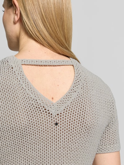 Frauenmodel trägt Strickshirt mit Rundhalsausschnitt von ARMANI EXCHANGE, grau, Baumwoll-Mix, feine Lochstruktur, Nahaufnahme Rückenansicht.