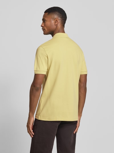 Männermodel trägt Regular Fit Poloshirt aus Baumwoll-Mix Modell 'PASSENGER' von BOSS Orange, unifarben, Rückansicht Ganzkörperansicht.