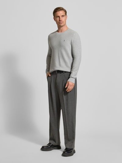 Männermodel trägt Strickpullover mit Label-Stitching von Polo Ralph Lauren in Grau, Reine Baumwolle, Regular-Fit, Gerippte Abschlüsse, Rundhalsausschnitt, Ganzkörperansicht von vorne.