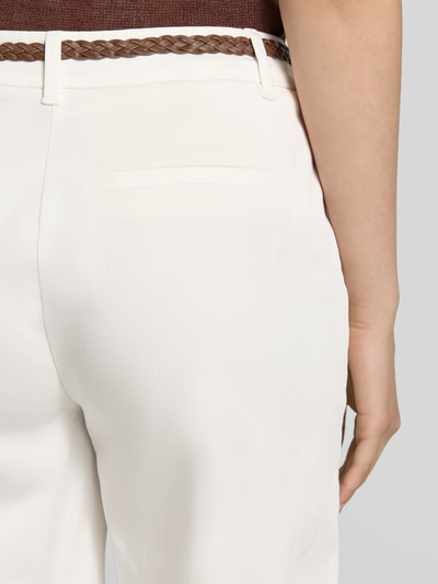 Frauenmodel trägt Bermudas mit Gürtel von comma aus Baumwoll-Mix in Weiß, glatte Textur, Regular Fit, Nahaufnahme Rückansicht.