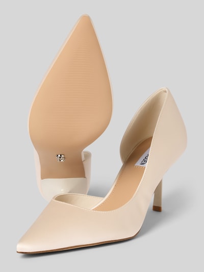 Produktfoto, Pumps mit Pfennigabsatz Modell 'Vena' von Steve Madden aus glänzendem cremefarbenem Material, spitz zulaufend, offene Seite, glatte Sohle, Absatzhöhe 4 cm, Schafthöhe 7 cm, Schaftweite 21 cm.