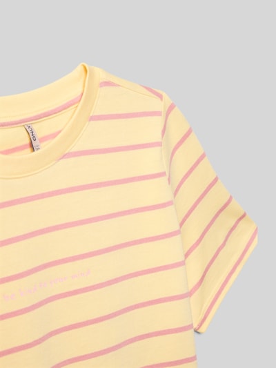 Mädchen trägt Regular Fit T-Shirt aus reiner Bio-Baumwolle Modell 'HELLE' von Only, Optik: Allover-Muster, Rundhals, Kurzarm, Jersey, Nahaufnahme Oberkörper.