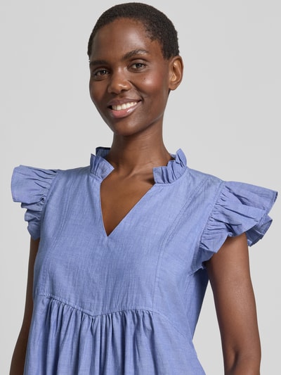Vrouwenmodel draagt midi-jurk met serafinokraag model 'Waldy Izha' van MOS MOSH, puur katoen, loose fit, mouwen met ruches, Nahaufnahme Oberkörper.
