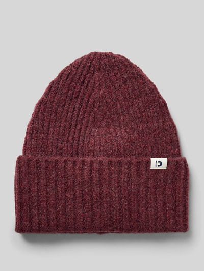 Tom Tailor Denim Ribgebreide beanie met logopatch op de omslag Donkerrood - 1