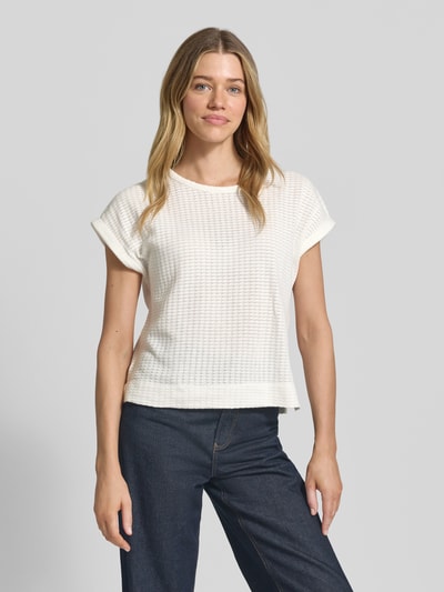 Frauenmodel trägt Strickshirt mit Rundhalsausschnitt Modell 'Sishell' von OPUS, weißer Baumwoll-Mix, Regular Fit, Ganzkörperansicht von vorne.