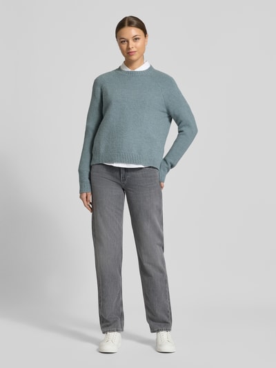 Frauenmodel trägt Straight Fit Jeans aus reiner Baumwolle von Tommy Hilfiger in Grau, unifarbenes Denim, 5-Pocket, Ganzkörperansicht von vorne.