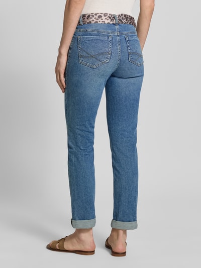 Vrouwenmodel draagt Slim Fit Jeans met Bindegürtel und Saum mit Aufschlag van Zero, blauw, 5-pocketmodel, gestikt logo, nauwsluitend model, knoop- en ritssluiting, strikceintuur, omslag, bandwijdte maat 36: 36 cm, binnenbeenlengte maat 36: 70 cm, ganzkörperansicht rückansicht.