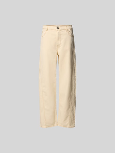 Produktfoto, Straight Fit Jeans mit Ziernähten von BAUM & PFERDGARTEN aus elastischem Baumwoll-Mix, 5-Pocket-Design, Knopf- und Reißverschluss, cremefarbener Stoff, glatte Textur, Innenbeinlänge 80 cm, Bundweite 39 cm.