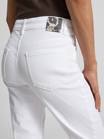 Frauenmodel trägt Slim Fit Jeans mit Fransen und Eingrifftaschen von Marc Cain, Baumwoll-Mix, weiß, Nahaufnahme Rückansicht.
