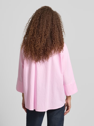 Frauenmodel trägt Boxy Fit Bluse aus reiner Baumwolle Modell 'AUGUSTA' von Only mit Allover-Muster, gestreift, Kimonoärmel, Rückansicht.