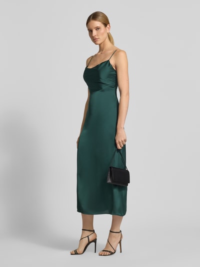 Kobiece modelka nosi sukienkę midi z satyny o kroju regular fit, model 'Ravenna' z dekoltem na plecach Vila, zamek błyskawiczny, cienkie ramiączka, ciemnozielona, szerokość w rozmiarze 36: 33 cm, długość tyłu: 117 cm, widok całej sylwetki z przodu.