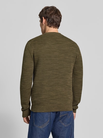 Männermodel draagt groene gebreide pullover met regular fit van katoen, Regular Fit Strickpullover aus reiner Baumwolle model 'DANE' van Selected, Heren pullover, Ganzlichaamsaanzicht achteraan.