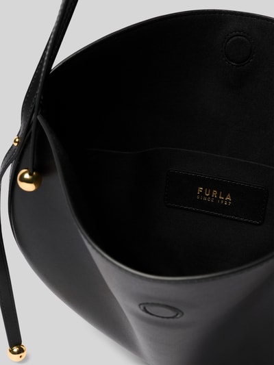 Produktfoto, schwarze Shoulder Bag mit Logo-Print Modell 'Moonstone' von FURLA, Hauptfach mit Magnetverschluss, glatte Textur, goldfarbene Details, verstellbarer Schulterriemen, Breite 31 cm, Länge 20 cm, Tiefe 3 cm, Länge Schulterriemen 57 cm.