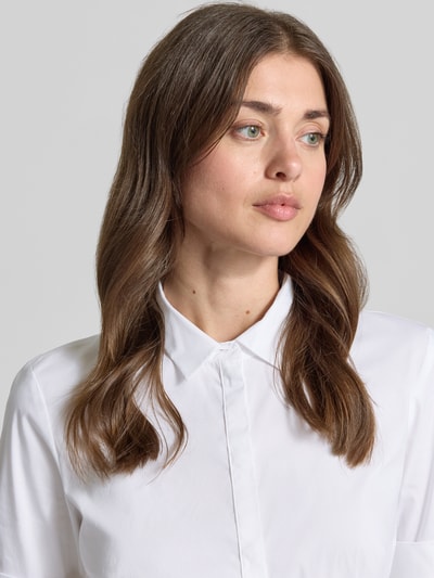 Frauenmodel trägt Slim Fit Bluse mit Knopfleiste von Christian Berg Woman Selection, weiß, aus Baumwoll-Mix mit Stretch-Anteil, Nahaufnahme Oberkörper.