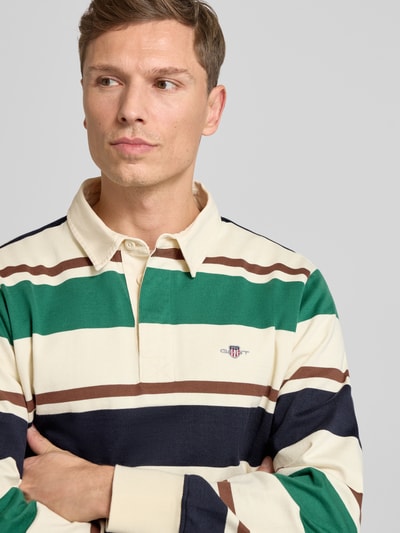 Męski model nosi Bluza z kołnierzykiem polo i wyhaftowanym logo od Gant, bawełna, krój regular fit, listwa guzikowa, Nahaufnahme górnej części ciała.