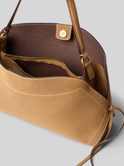 Produktfoto, Shoulder Bag aus echtem Leder mit Logo-Detail von Abro, naturalna skóra, detal z logo, główna przegroda z zapięciem na magnes, smukłe paski na ramię, przegródka zapinana na zamek błyskawiczny w środku, szerokość w rozmiarze 1: 41 cm, długość w rozmiarze 1: 23 cm, głębokość w rozmiarze 1: 12 cm, długość paska na ramię w rozmiarze 1: 54 cm, ciepły karmelowy odcień, miękka struktura, wyraźne przeszycia