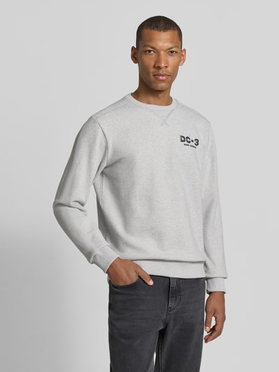 Männermodel trägt Sweatshirt mit Label-Print und Rundhalsausschnitt von PME Legend in Grau, reine Baumwolle, Relaxed Fit, Ganzkörperansicht von vorne.
