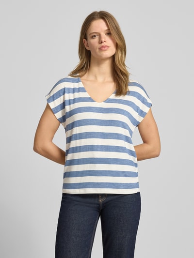 Frauenmodel trägt Regular Fit T-Shirt aus Viskose-Mix Modell 'LIRA' von Only, blau-weiß gestreift, Feinripp, Ganzkörperansicht von vorne.