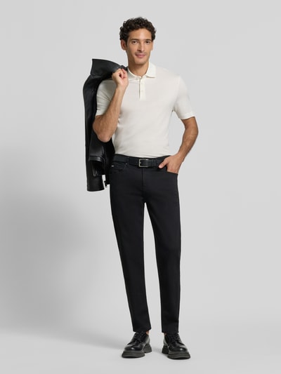 Männermodel trägt Straight Fit Jeans aus Baumwoll-Mix Modell 'Re.Maine' von BOSS in Schwarz, glatte Struktur, Ganzkörperansicht von vorne, Herren Straight Fit Jeans von BOSS.
