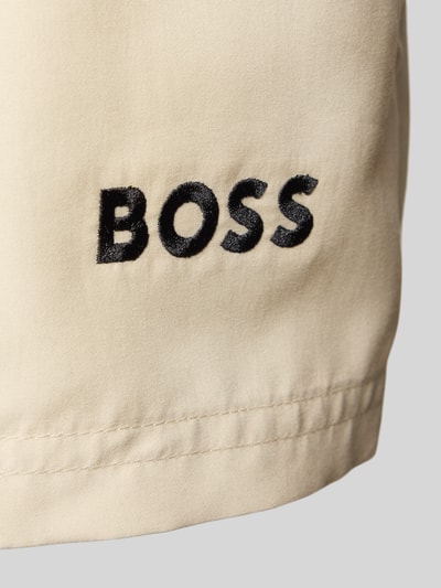 Produktfoto, Badeshorts mit Label-Applikation Modell 'DOGFISH' von BOSS in Beige, unifarbene Optik, glatte Textur, Detailaufnahme
