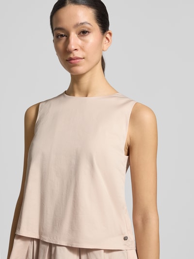 Frauenmodel trägt Blusenshirt mit Volantsaum und Rundhalsausschnitt von Marc Cain, Baumwoll-Viskose-Mix, Gerader-Schnitt, Nahaufnahme Oberkörper. Rückenreißverschluss, Rückenlänge 59 cm bei Größe 36.