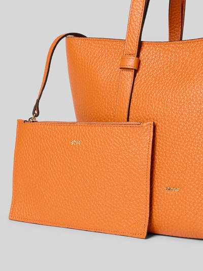 Produktfoto, orangefarbene Handtasche mit Label-Detail Modell 'COSMO' von Abro, Hauptfach mit Reißverschluss, Tragehenkel, Schulterriemen, Innentasche, breite 40 cm, länge 25 cm, tiefe 13 cm, länge Schulterriemen 61 cm, strukturierte Lederoptik