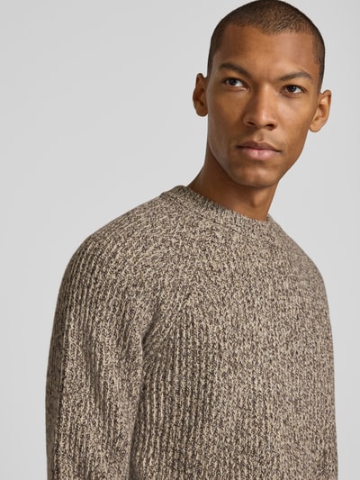 Männermodel trägt Strickpullover in melierter Optik von Christian Berg Men, Rundhalsausschnitt, Strukturmuster, Nahaufnahme Oberkörper.